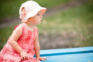 küçük kız parkta bankta