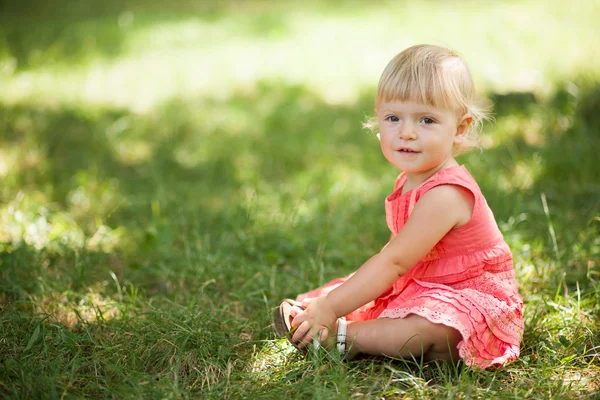 Baby Mädchen sitzt auf Gras — Stockfoto