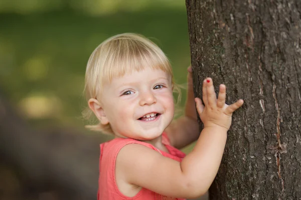 Little girl playing in park — Stock Photo, Image