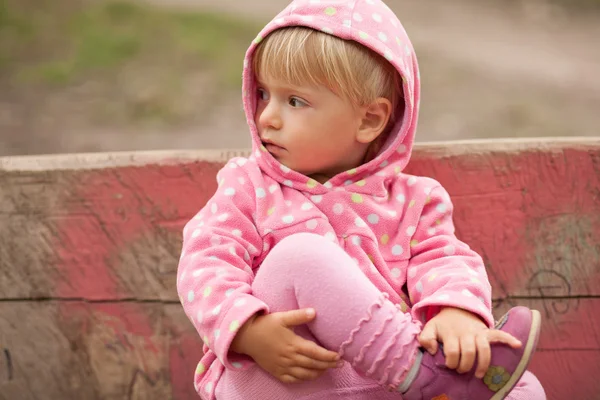 Petite fille sur banc de parc — Photo