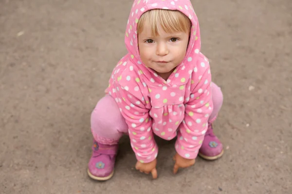 yerde oturan küçük kız