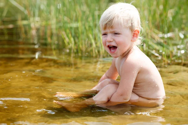 Niña sentada en el río —  Fotos de Stock