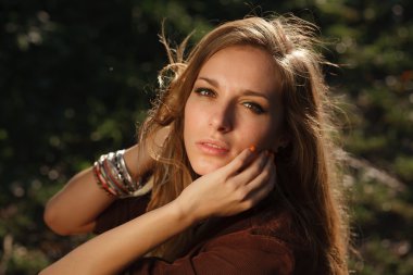 güzel kızın yüzüne eller