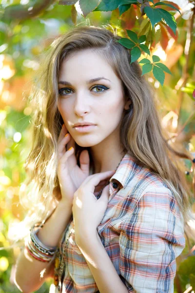 Blond girl posing outdoor — Stock Photo, Image