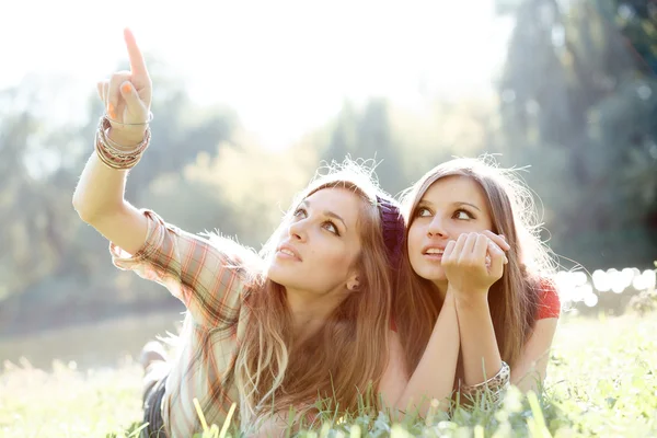 Zwei Freundinnen im Freien schauen nach oben — Stockfoto
