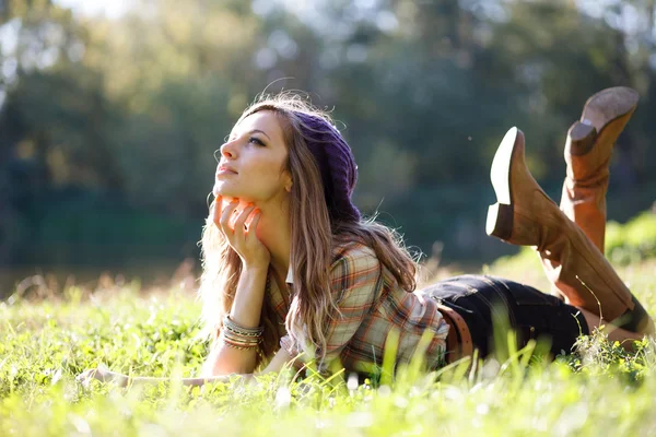 Vacker ung kvinna som ligger på gräs — Stockfoto