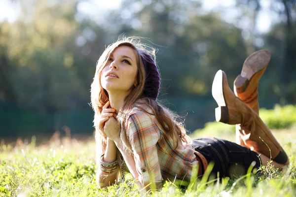 Hermosa mujer joven acostada en la hierba — Foto de Stock