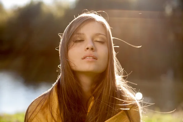 Gözlerin kapalı olan güzel kadın