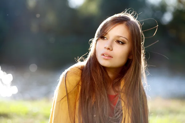 Молодая красивая женщина носит шарф на плечах — стоковое фото