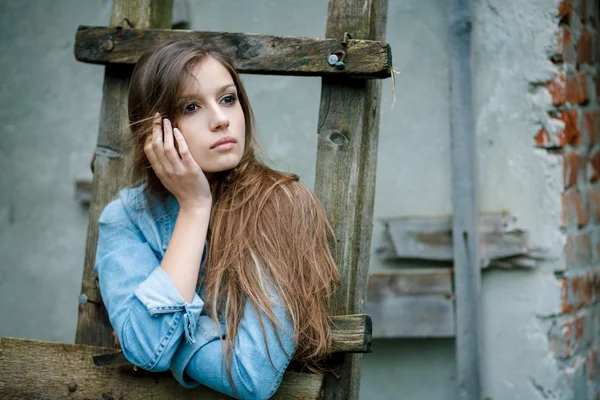 Joven mujer al aire libre — Foto de Stock