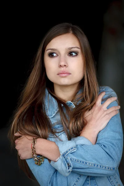 Joven mujer al aire libre — Foto de Stock