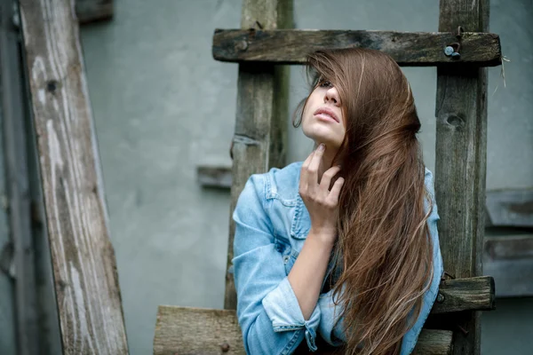 Joven mujer al aire libre — Foto de Stock