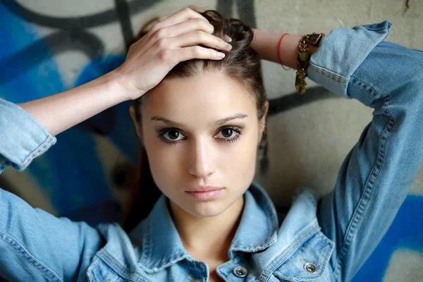 Jovem feminino ao ar livre — Fotografia de Stock