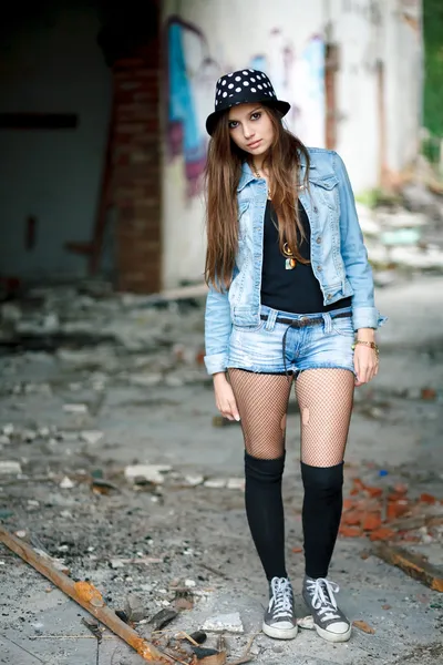 Jeune femme en plein air — Photo