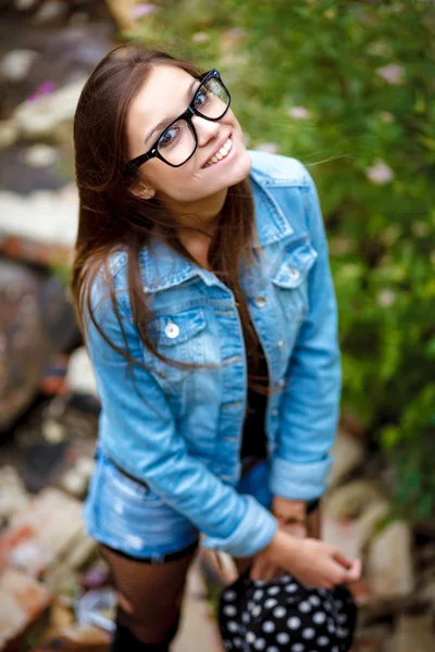 Jeune femme en plein air — Photo