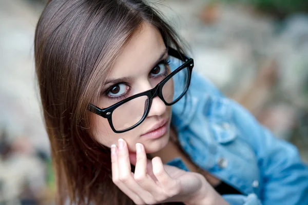 Jeune femme en plein air — Photo