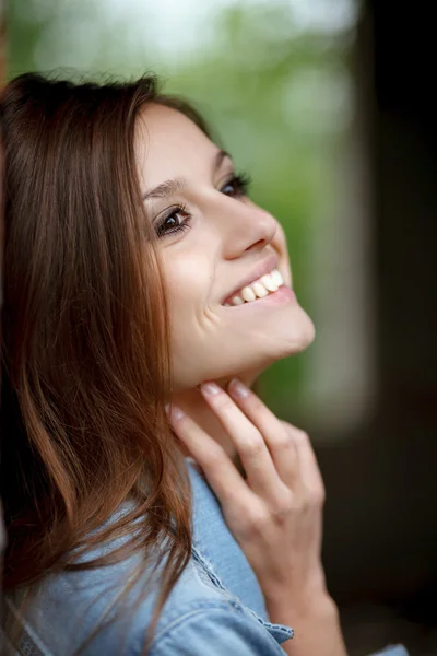 Joven mujer al aire libre —  Fotos de Stock