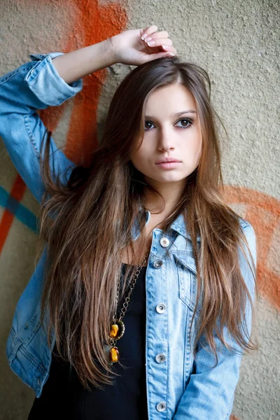 Joven mujer al aire libre — Foto de Stock