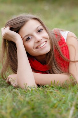 genç erkek çimlerde uzanmış