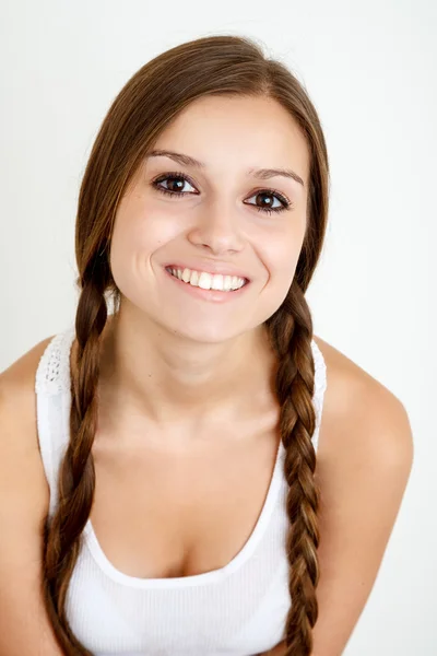 Menina sorridente com tranças — Fotografia de Stock