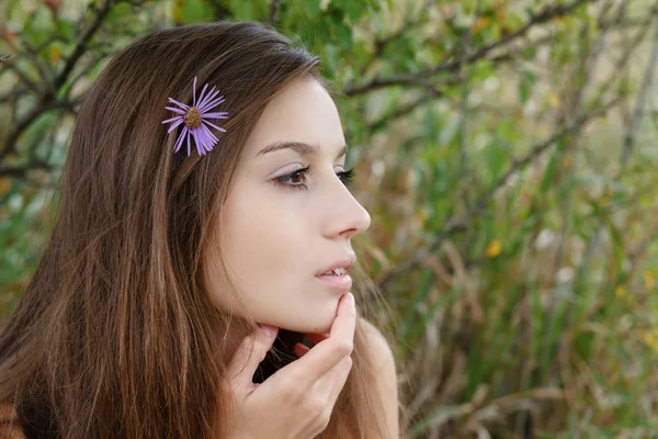 Perfil de primer plano de la mujer joven — Foto de Stock