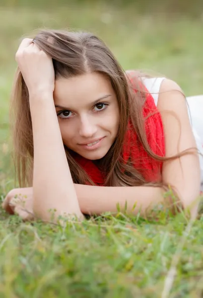 Junges Weibchen legt sich auf Gras — Stockfoto