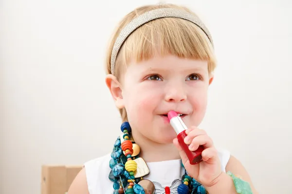 Bambina applicando rossetto — Foto Stock