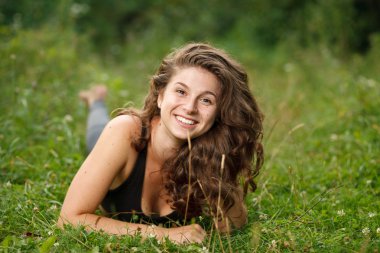 genç erkek çimlerde uzanmış