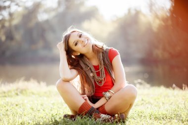 Kız çimlerin üzerine