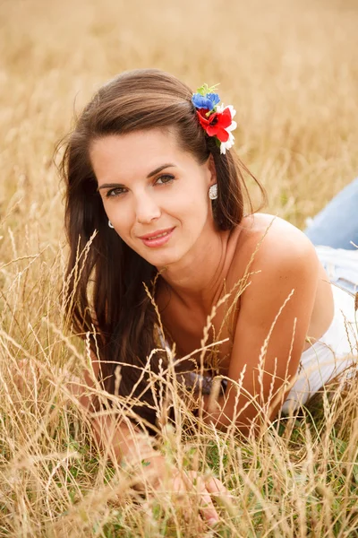 Young woman in grass — Stock Photo, Image