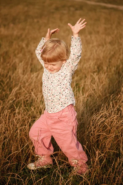 Kleines Mädchen auf dem Feld — Stockfoto