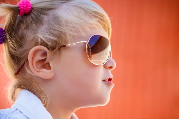 Petite fille en lunettes de soleil — Photo