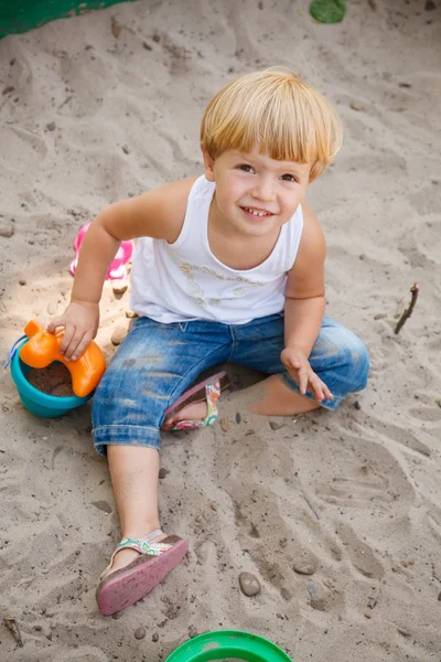 Petite fille dans un bac à sable — Photo