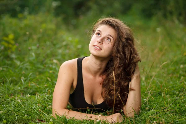 Joven hembra acostada en la hierba —  Fotos de Stock