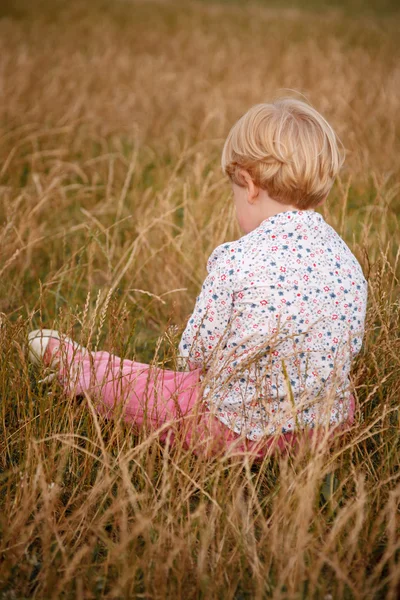 Kleines Mädchen Rückansicht — Stockfoto