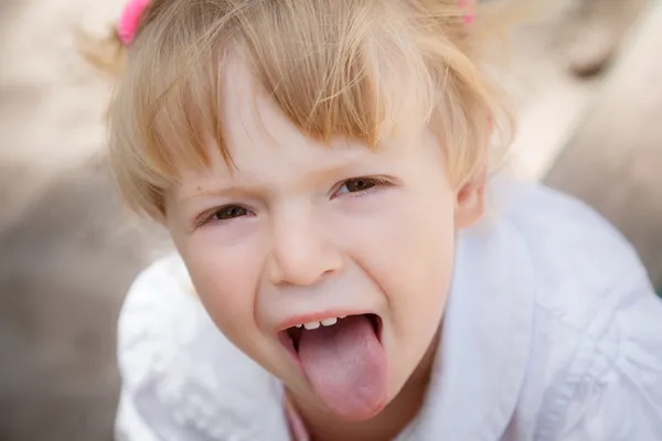 Küçük kız gösterme dil — Stok fotoğraf