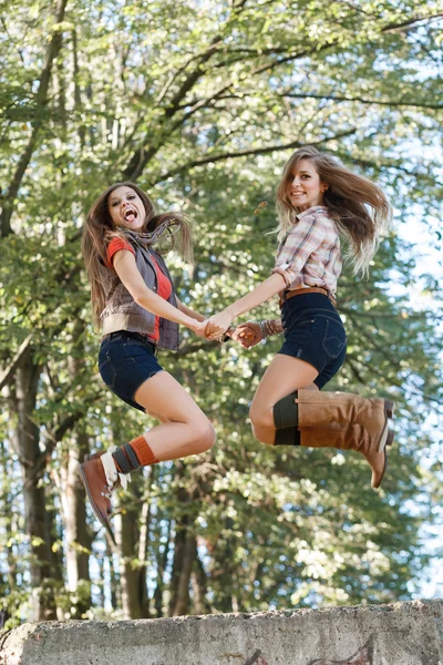 Twee meisjes springen — Stockfoto