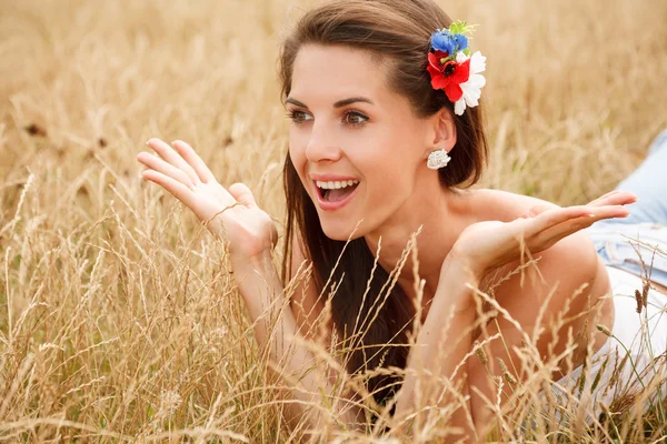 Mujer joven emocionada — Foto de Stock