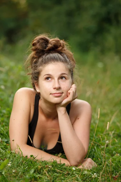 Junges Weibchen legt sich auf Gras — Stockfoto