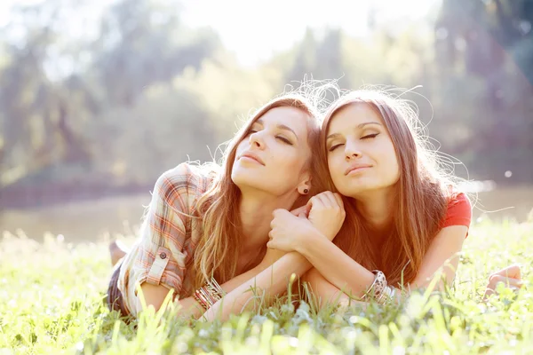 çimenlerin üzerinde iki kadın