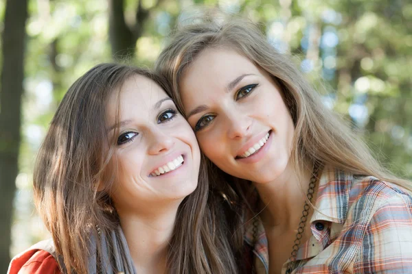 Primer plano de dos mujeres sonrientes — Foto de Stock