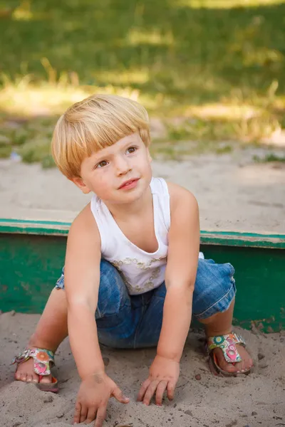 Маленькая девочка в песочнице — стоковое фото