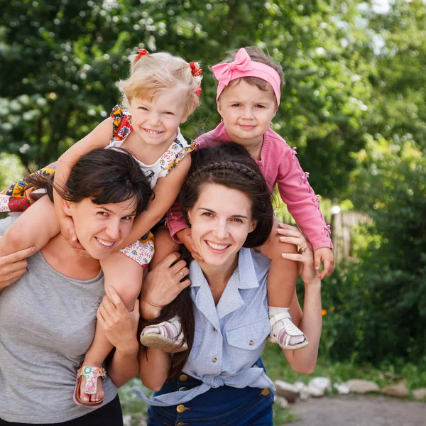 Two mums with their kids — Stock Photo, Image