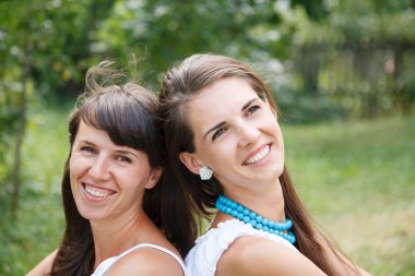 iki genç kadın portre portre