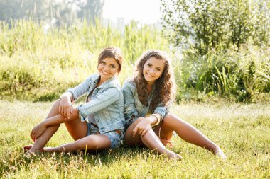çimlerde oturan iki kız arkadaşım