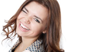 genç kadın göz kırpıyor ve gülüyor