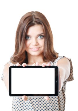 genç kadın gösteren tablet pc