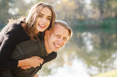 Sırtıma binmek yakın çekim