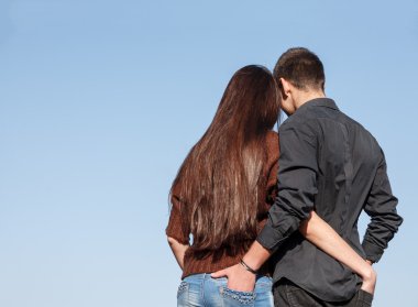 genç bir çift arka görünüm