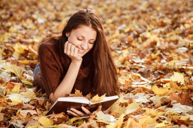 genç kadın okuma kitabı